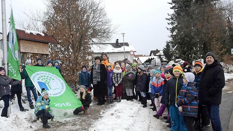 Stolz nehmen die Schüler der Grundschule Stockheim den Fahnenwechsel vor. Sie freuen sich erneut Umweltschule Europa geworden zu sein.  Foto: K.- H. Hofmann