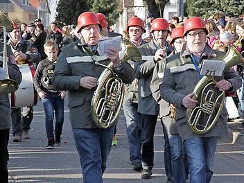 Musikalisch ließen die Neuseser beim Rosenmontagszug nichts anbrennen. Fotos: Mathias Erlwein