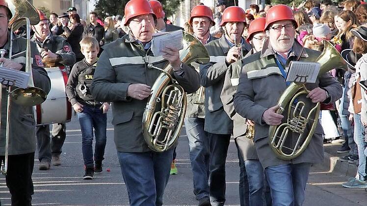 Musikalisch ließen die Neuseser beim Rosenmontagszug nichts anbrennen. Fotos: Mathias Erlwein