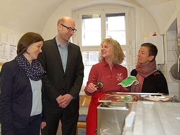 In der Küche des Mehrgenerationenhauses fühlt sich Angelika Pühl (Zweite von rechts) wohl. Sie zeigt Stefanie Knörnschild, Frank Bittel und Liane Blietzsch (von links), was da gerade auf dem Herd kocht. Foto: Helke Renner