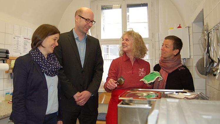 In der Küche des Mehrgenerationenhauses fühlt sich Angelika Pühl (Zweite von rechts) wohl. Sie zeigt Stefanie Knörnschild, Frank Bittel und Liane Blietzsch (von links), was da gerade auf dem Herd kocht. Foto: Helke Renner