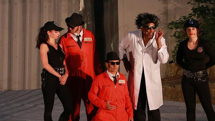 Ron Williams als Gefängnisarzt in der Musical Comedy "Blues Brothers in Prison" auf der Waldbühne HeldrittFoto: Jochen Berger