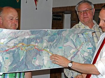 Bürgermeister Robert Bosch (rechts) zeigte den Danndorfern den neuen, geplanten Radweg. Mit im Bild Manfred Götz und Siegfried Escher. Foto: Uschi Prawitz