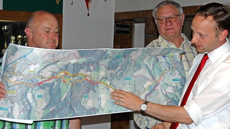 Bürgermeister Robert Bosch (rechts) zeigte den Danndorfern den neuen, geplanten Radweg. Mit im Bild Manfred Götz und Siegfried Escher. Foto: Uschi Prawitz