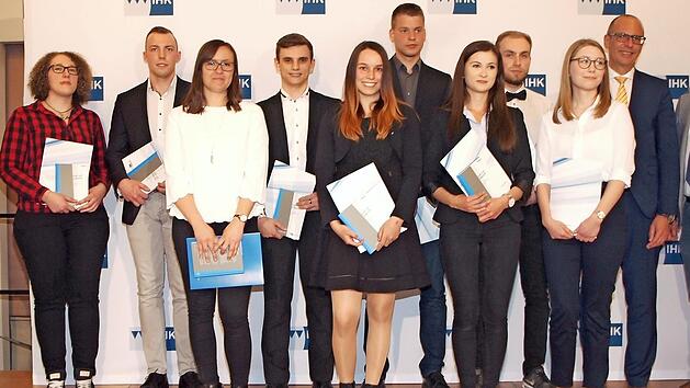 Der IHK-Vizepr&auml;sident f&uuml;r Oberfranken, Wilhelm Wasikowski, und Landrat Christian Mei&szlig;ner (von rechts) gratulierten den Pr&uuml;fungsbesten der Berufsausbildung. Foto: Alfred Thieret