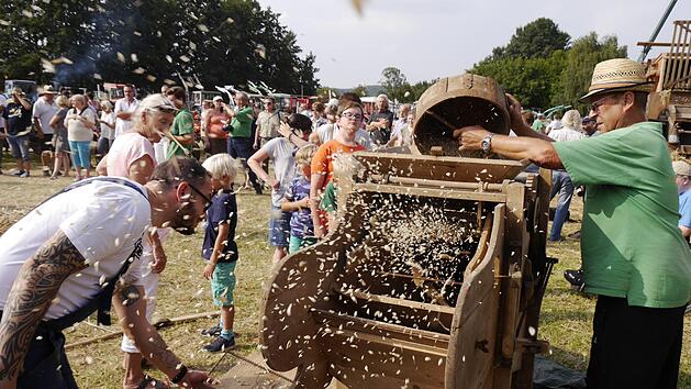 Wenn die Worfelmaschine heftig rotiert, dann trennt sich die Spreu vom Weizen.  Foto: Uwe Eichler