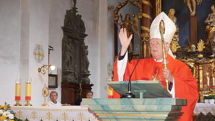 Bischof em. Friedhelm Hofmann sprach anlässlich des Festes Kreuzerhöhung auf dem Kreuzberg über die Bedeutung des Kreuzes im christlichen Glauben.  Fotos: Marion Eckert