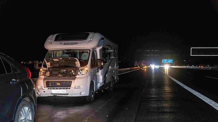 A3: LKW hat Reifenplatzer auf der A3: Zahlreiche Fahrzeuge besch&auml;digt