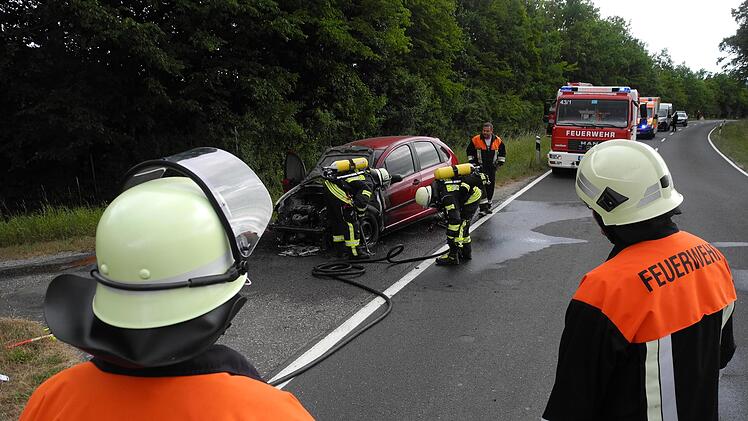 Die Feuerwehr Elfershausen l&ouml;schte den Pkw und &uuml;bernahm die Verkehrsregelung. Foto: Peter Seufert