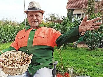 Der 76-jährige Waldemar Schneider hat bis zum heutigen Tag 65 Kilogramm Walnüsse geknackt.