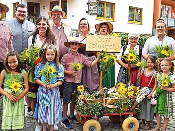 Für farbenfrohe Anblicke sorgten im Festzuggeschehen die Gartenfreunde aus Spiesberg.