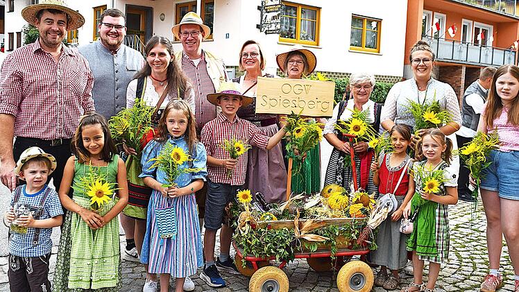 Für farbenfrohe Anblicke sorgten im Festzuggeschehen die Gartenfreunde aus Spiesberg.