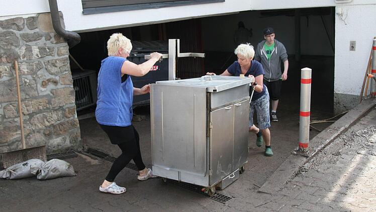 Aufräumarbeiten in einer Bäckerei in Creidlitz