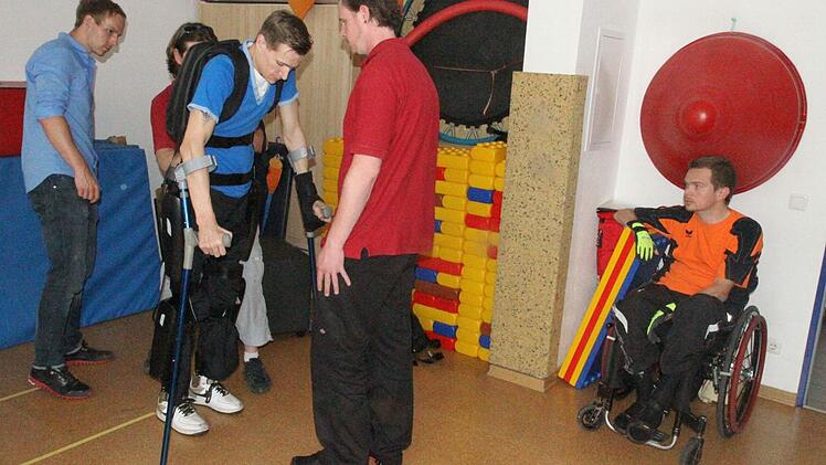 Steven Hoffmann läuft, sein Kumpel Sid Fechner verfolgt den anstrengenden Lauf. Fotos: Michael Busch