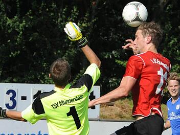 Auf seine Torgefährlichkeit baut der FC Fuchsstadt: Johannes Feser, hier im Luftkampf mit Münnerstadts Keeper Johannes Wolf.  Foto: Hopf (Archiv)