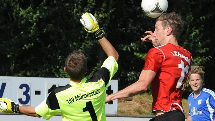 Auf seine Torgefährlichkeit baut der FC Fuchsstadt: Johannes Feser, hier im Luftkampf mit Münnerstadts Keeper Johannes Wolf.  Foto: Hopf (Archiv)