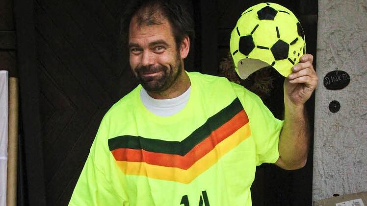 Extra fürs Samba-Wochenende hat Sprayer Alex Deutschland-Trikots für die Helfer bedruckt.