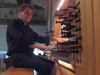 Gregor Frede zeigte sich begeistert von der Orgel in St. Magdalena. Foto: Manfred Welker