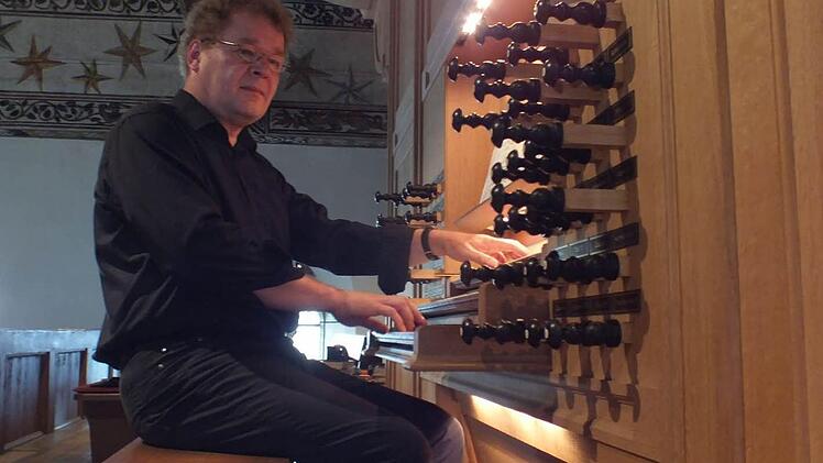 Gregor Frede zeigte sich begeistert von der Orgel in St. Magdalena. Foto: Manfred Welker