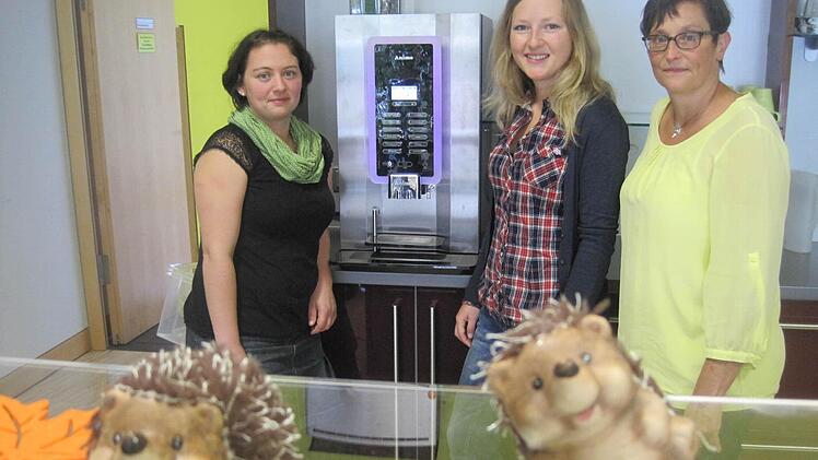 Herbstlich empfangen werden die Schüler, wenn sie ab Dienstag wieder die Schulbank drücken müssen. Chillycafé und Mensa sind ab dann unter der Leitung der Arbeiterwohlfahrt Ebern. Im Bild (von links) Sandra Berthel (Awo Ebern), Sylvia Schnitzer (Verwaltung) und Susanne Makowski vom Zweckverband Schulzentrum Haßfurt. Foto: LRA
