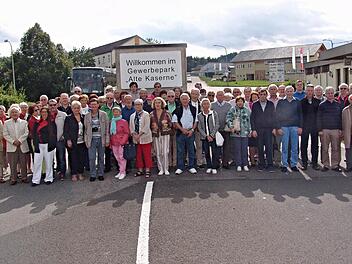 Auf dem Gelände der ehemaligen Kaserne informierten sich die Gäste über die zahlreichen Firmen, die BRK-Rettungswache und soziale Einrichtungen, die hier Einzug gehalten hatten.  Foto: Peter Vize