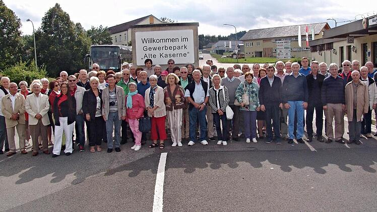 Auf dem Gelände der ehemaligen Kaserne informierten sich die Gäste über die zahlreichen Firmen, die BRK-Rettungswache und soziale Einrichtungen, die hier Einzug gehalten hatten.  Foto: Peter Vize