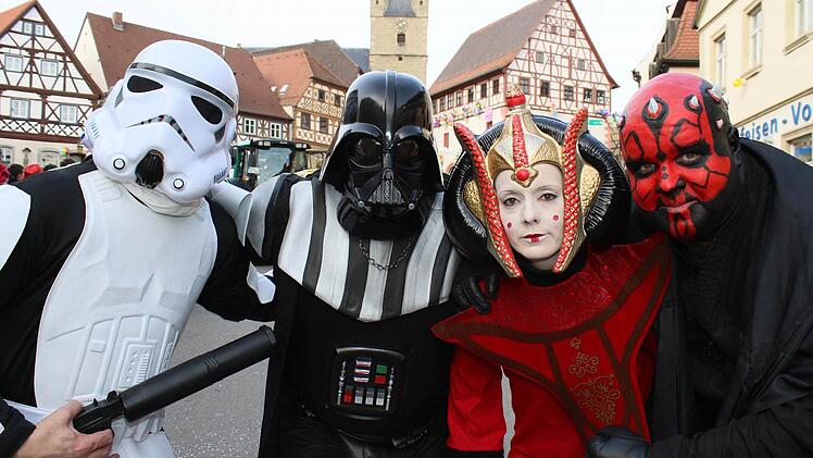 Die "Star-Wars"-Stars in Zeil? Die Feuerwehr Schmachtenberg machte es möglich. Und Stefan (rechts) als "Darth Maul" hat es gefallen.