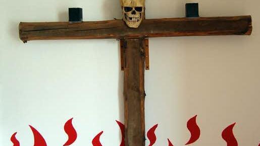 Neben das Kreuz sollen Bilder verstorbener Mitglieder aufgehängt werden.  Fotos: Andreas Welz