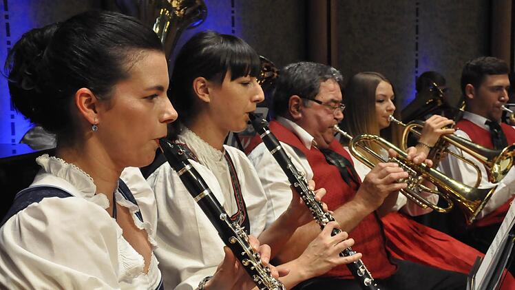 Zünftige Blasmusik aus Franken stand auf den Notenblättern der Feuerberg Musikanten aus Langenleiten.  Foto: Peter Klopf