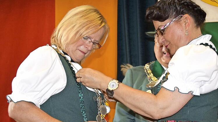 Schützenkönigin Michaela Brandmeier legt die Königskette ihrer Nachfolgerin Carola Stellmacher an. Foto: Andreas Welz