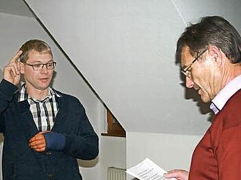 Das neue Gemeinderatsmitglied Tobias Mangold (links) wird von Bürgermeister Wilhelm Friedrich vereidigt. Foto: Gabriele Sell