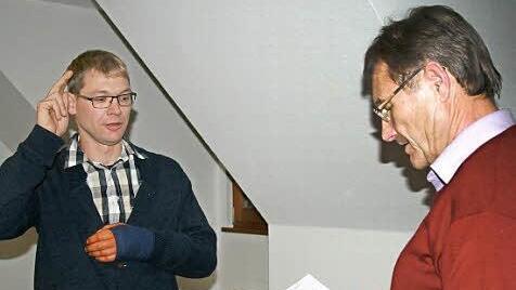 Das neue Gemeinderatsmitglied Tobias Mangold (links) wird von Bürgermeister Wilhelm Friedrich vereidigt. Foto: Gabriele Sell