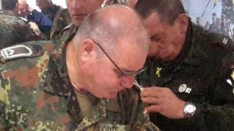 Eine Stärkung zwischendurch muss sein. Das weiß auch Karl Veit von der Reservistenkameradschaft Bad Brückenau, die als Etappenpartner fungierte.Foto: Rolf Pralle