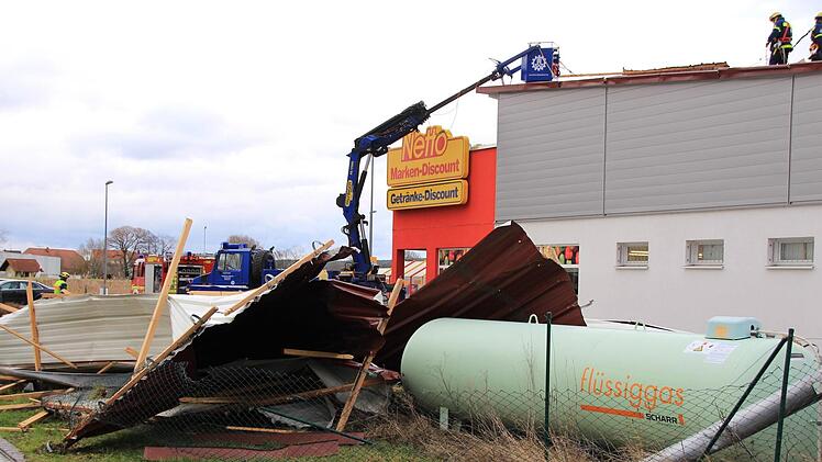 Der Sturm hat das Dach des Nettomarktes in Mühlhausen abgedeckt.  Foto: Andreas Dorsch