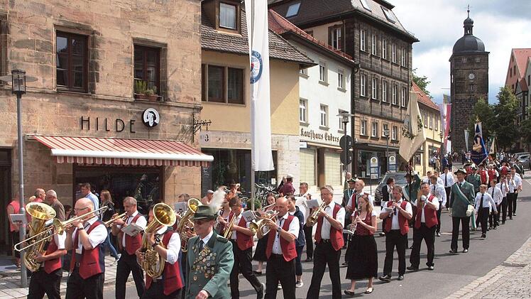 Der Musikverein Hochstadt führte zusammen mit dem Platzmeister Dieter Brandmeier den Festzug an. Foto: Alfred Thieret