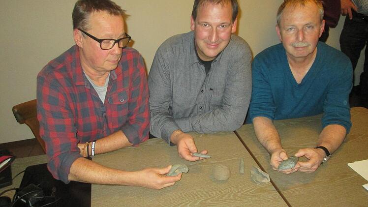 Bernd Marquardt, Volker Partsch und Edwin Heinlein mit Fundstücken von den heimischen Feldern.  Foto: Winfried Ehling