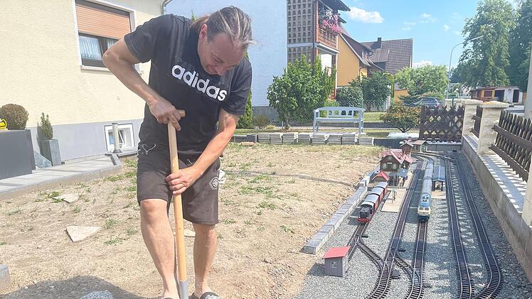 Ninos Patenonkel Bertram Stüber ist gerade dabei, sich eine Anlage zu bauen. Hier gibt es noch viel zu tun. Foto: Jürgen Gärtner
