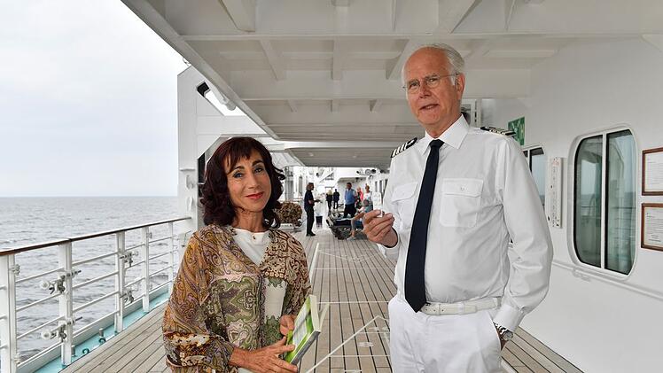 Der Hypochonder Oskar Schifferle (Harald Schmidt) nimmt die Ratschläge der Esoterikerin Sabine (Andrea Eckert) nur ungern an. Er bevorzugt die Anweisungen der Schiffsärztin Dr. Delgado.