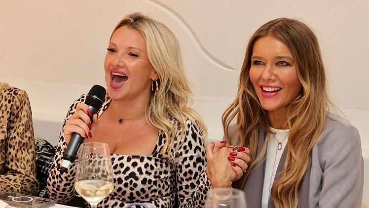 In ihrem Podcast "Was stimmt nicht mit uns?" erzählten Evelyn Burdecki (links) und Laura Karasek von Situationen, in denen sie "Angst und Panik" hatten.