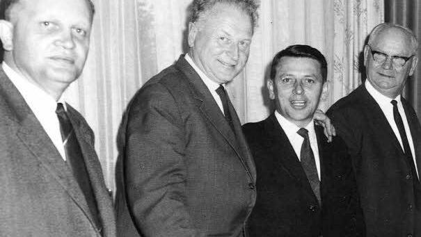 Rudolf Metter mit Waldemar von Knoeringen und Heiner Schneier.