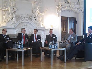 Über die Partnerschaft von Wirtschaft und Kommunen diskutierten in Kloster Banz unter der Moderation des Chefredakteurs der Mediengruppe Oberfranken, Frank Förtsch (Dritter von links), der Landrat von Lichtenfels, Christian Meißner, vbw-Hauptgeschäftsführer Bertram Brossardt, der Oberbürgermeister von Hof, Harald Fichtner, der oberfränkische Bezirksvorsitzende des Bundes der Selbstständigen, Robert Raimund, sowie der Bürgermeister der Gemeinde Gundelsheim, Jonas Merzbacher (von links). Foto: ...