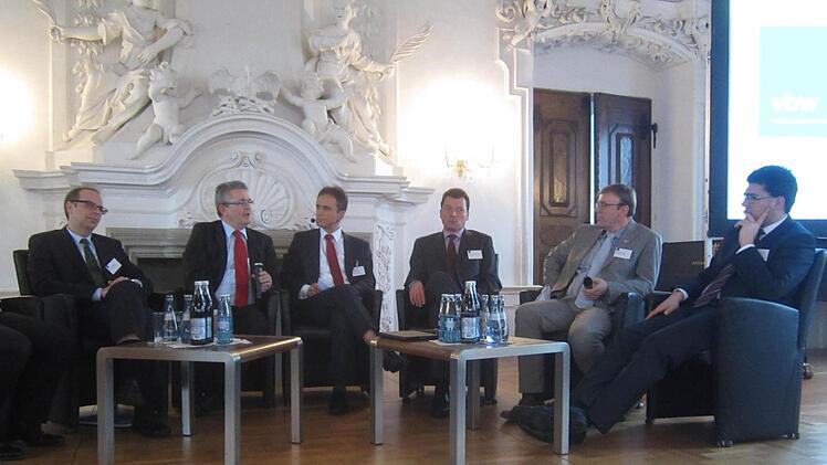 Über die Partnerschaft von Wirtschaft und Kommunen diskutierten in Kloster Banz unter der Moderation des Chefredakteurs der Mediengruppe Oberfranken, Frank Förtsch (Dritter von links), der Landrat von Lichtenfels, Christian Meißner, vbw-Hauptgeschäftsführer Bertram Brossardt, der Oberbürgermeister von Hof, Harald Fichtner, der oberfränkische Bezirksvorsitzende des Bundes der Selbstständigen, Robert Raimund, sowie der Bürgermeister der Gemeinde Gundelsheim, Jonas Merzbacher (von links). Foto: ...