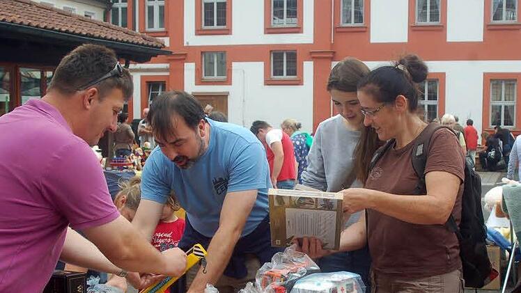 Beim Altstadtflohmarkt wechselt Gebrauchtes seine Besitzer (von links): Christoph Herold, Ralf Papadopoulos mit Tochter Antonia und Andrea Berger.