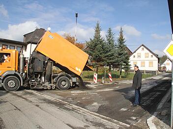 Bürgermeister Roland Wolfrum überzeugt sich vom ordnungsgemäßen Baufortgang der Arbeiten: Noch in dieser Woche wird die Asphaltschicht aufgebracht, dann kehrt bei den Straßensanierungen in Stadtsteinach erst einmal Winterpause ein. Foto: Sonja Adam