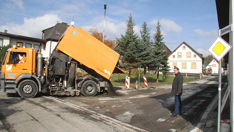 Bürgermeister Roland Wolfrum überzeugt sich vom ordnungsgemäßen Baufortgang der Arbeiten: Noch in dieser Woche wird die Asphaltschicht aufgebracht, dann kehrt bei den Straßensanierungen in Stadtsteinach erst einmal Winterpause ein. Foto: Sonja Adam