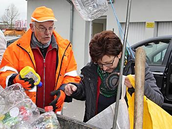 Wertstoffhofmitarbeiter Wilhelm Holdorf (links) hilft einer Kundin beim Sortieren von Plastikflaschen und gibt Ratschläge.  Fotos: Helmut Will