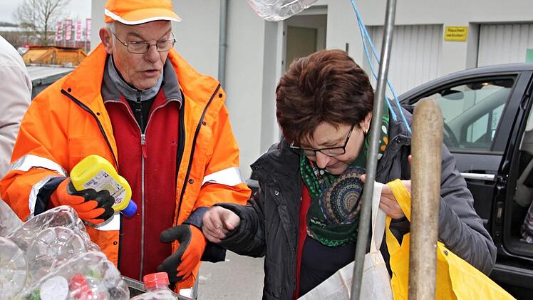 Wertstoffhofmitarbeiter Wilhelm Holdorf (links) hilft einer Kundin beim Sortieren von Plastikflaschen und gibt Ratschläge.  Fotos: Helmut Will