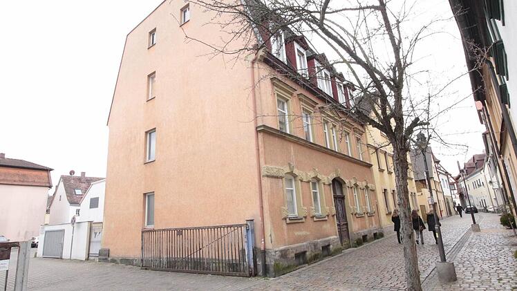 Das Haus Badstraße Nummer 6 ist marode. Vermutlich werden hier künftig Autos parken. Foto: Josef Hofbauer