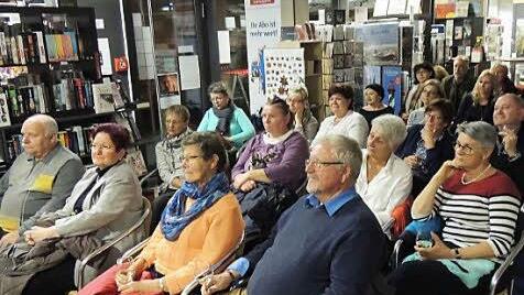 Zur Lesung waren alle Plätze in der Bücherstube besetzt. Foto: Dieter Gropp