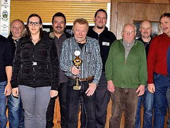 Anklang fand das Kleinkaliberschie&szlig;en des Sch&uuml;tzenvereins von Altenkunstadt, das auf der Anlage in Burgkunstadt ausgetragen wurde. Gewinner des Wanderpokals wurde bereits zum dritten Mal Peter P&ouml;tzl, der stolz die Troph&auml;e in H&auml;nden h&auml;lt.  Foto: Dieter Radziej